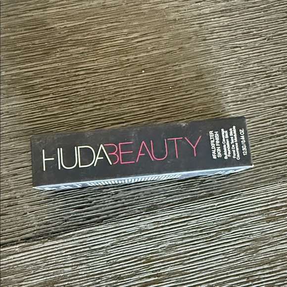 100B Milkshake - Huda Beauty #Fauxfilter Skin Finish Foundation Stick - Picture 5 of 5